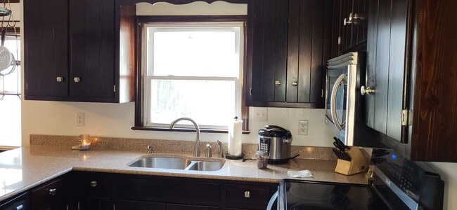 Building Photo - Spacious Home in Quiet Neighborhood