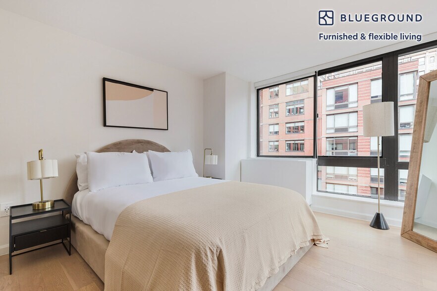 Building Photo - 255 W 94th St