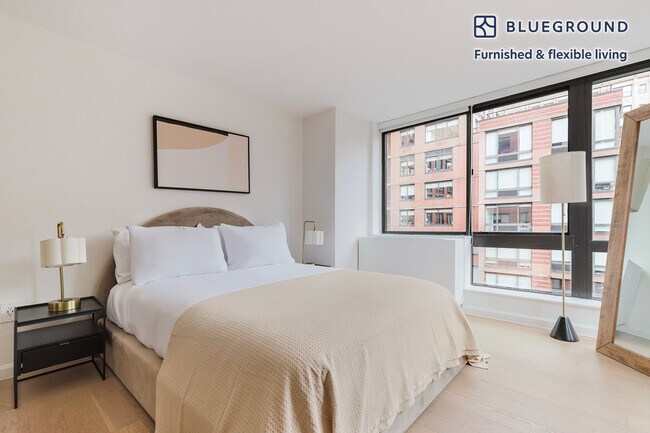 Building Photo - 255 W 94th St