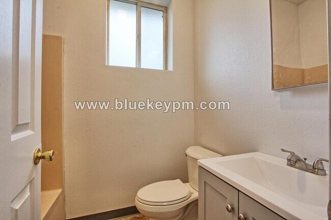 Building Photo - 1 Bed, 1 Bath Duplex Unit in Parkrose