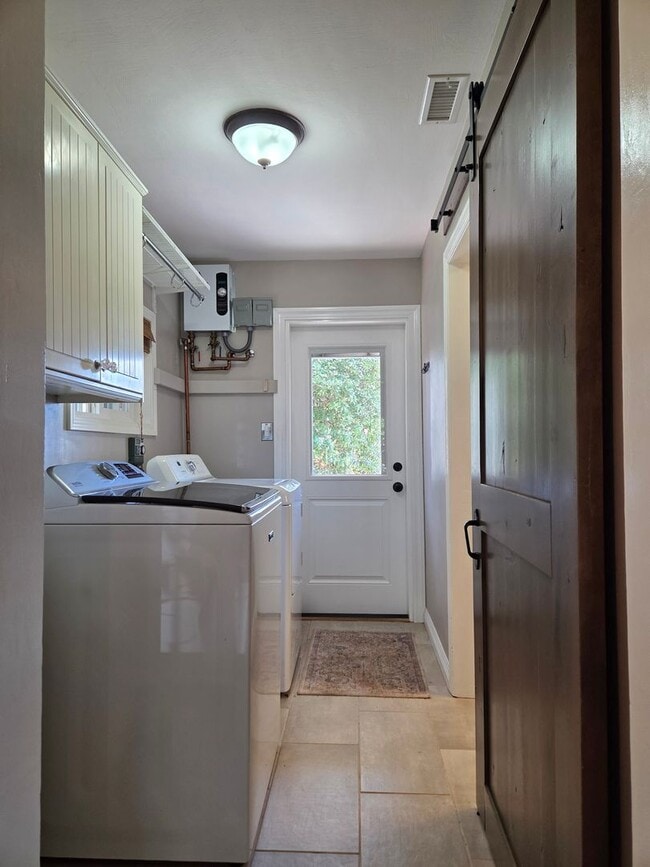 Building Photo - Historic Folsom 2 Bdrm, 1 Bath