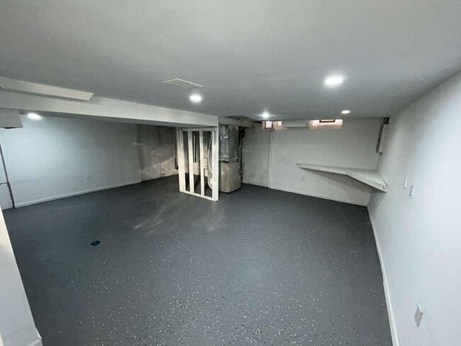 Building Photo - Colonial Ready For You