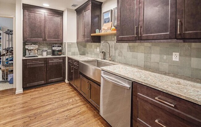 Building Photo - Historic building 2bedr 2bath Gorgeous home
