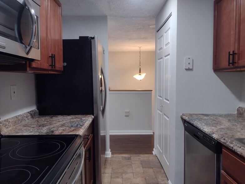 Building Photo - 6481 Barchink Pl