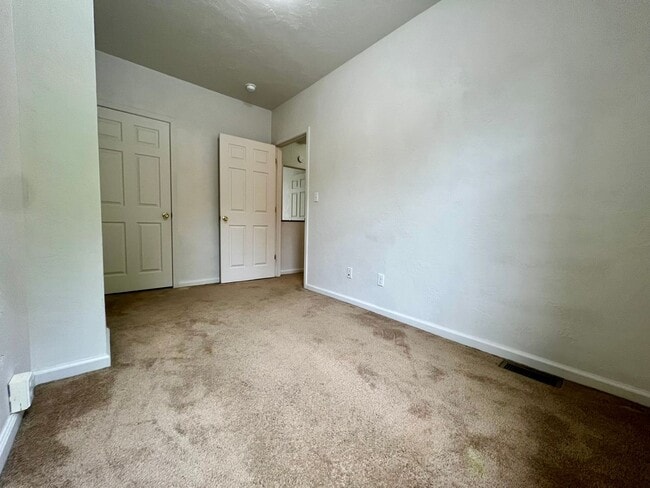 Building Photo - Lovely Two Bedroom Townhome with Hardwood Floors throughout! Washer & Dryer Provided!
