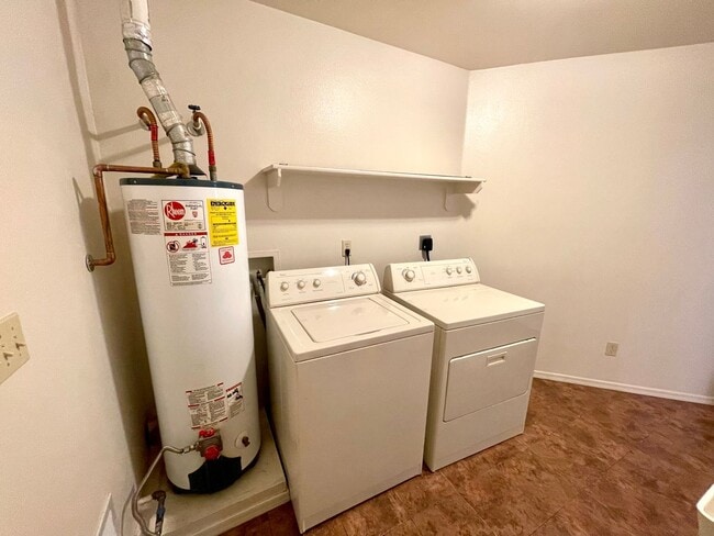 Building Photo - Cute 2 Bedroom Duplex with Garage!