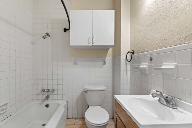 BATH 2 - 606 W Pembroke Ave