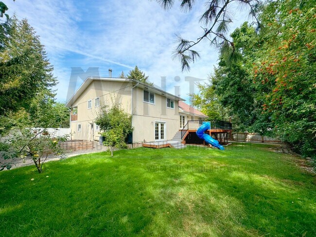 Building Photo - *COMING SOON* Entertainer's Delight - Spra...