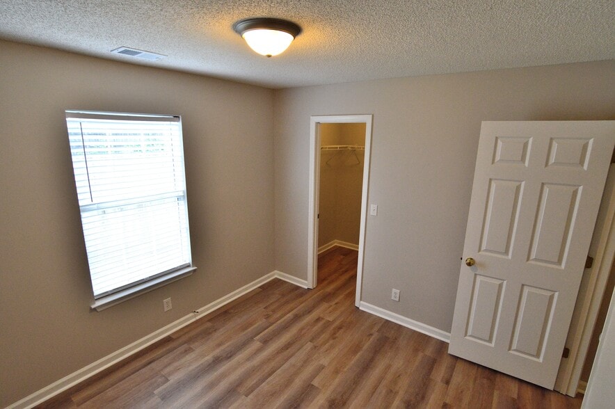 Bedroom 3 walk-in closet - 203 Hawkridge Pl
