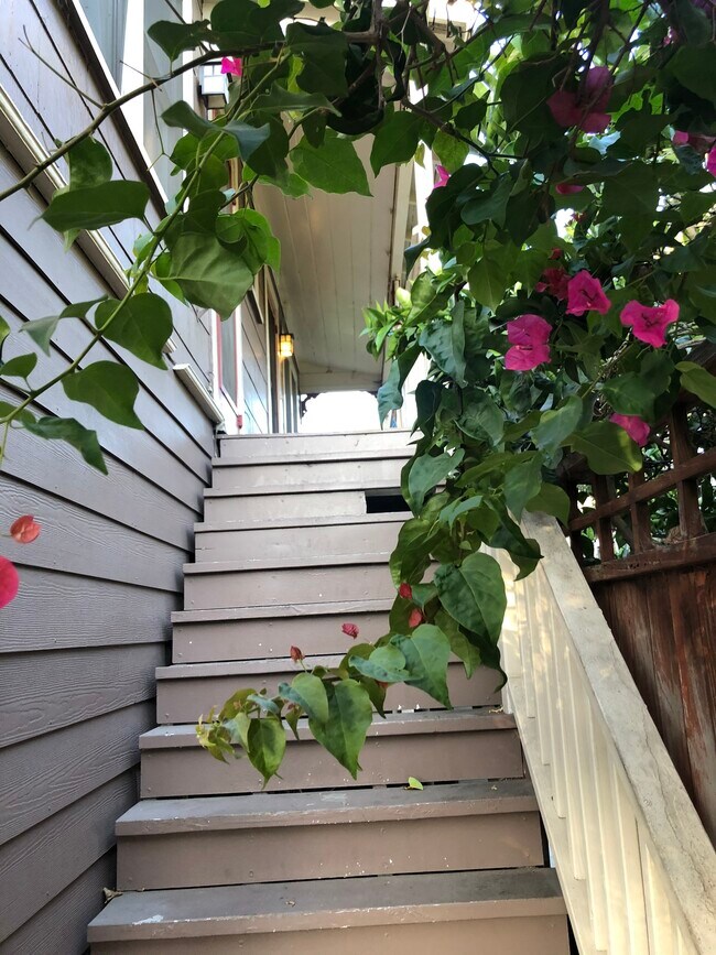 Building Photo - 2010 Oakwood Ave