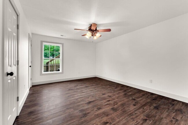 Building Photo - NIXA-5 Bed, 3 bath REMODELED Home | Walkou...