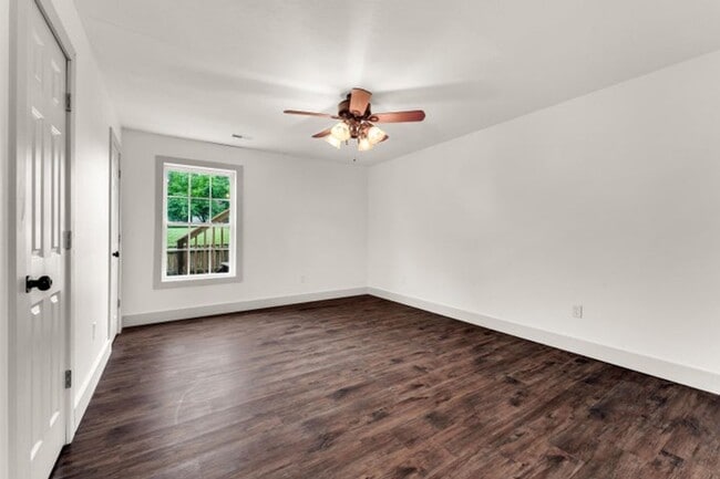 Building Photo - NIXA-5 Bed, 3 bath REMODELED Home | Walkout BASEMENT | Neighborhood Park | Fenced Yard | PETS Wel...