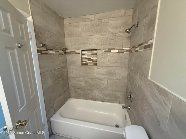 Building Photo - 988 Nicklaus Dr