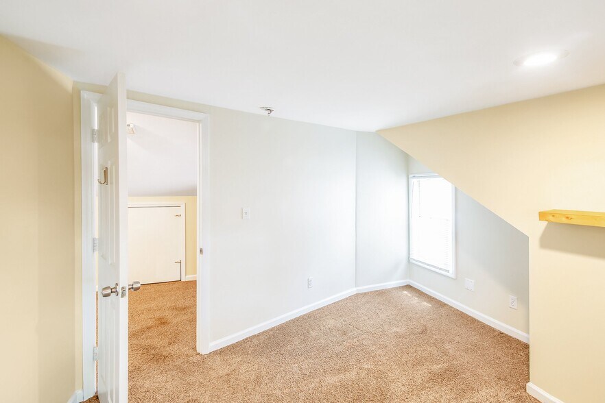 Building Photo - 2401 Vaulx Ln
