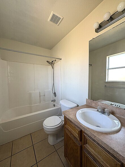 Building Photo - 509 Primrose Dr