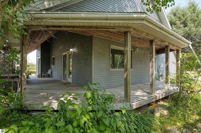 Building Photo - Quiet Country Living at its Best in this M...