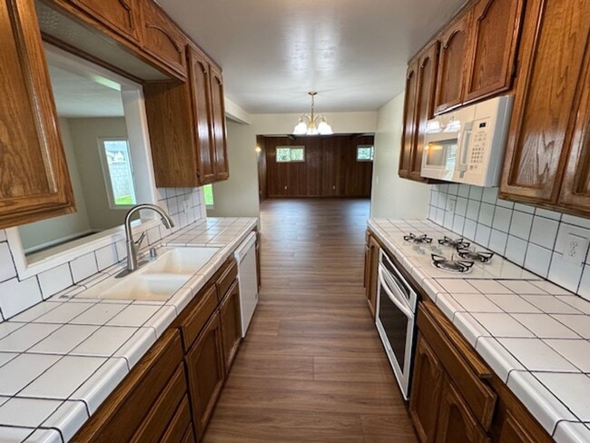 Building Photo - Beautiful 3 bedroom 2 bath HOME . . .  Clo...