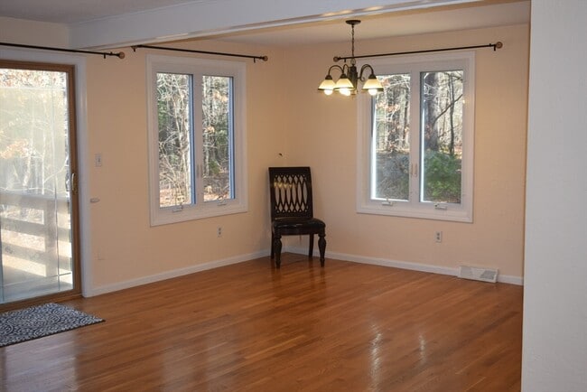 Building Photo - 11 Hilltop Ln