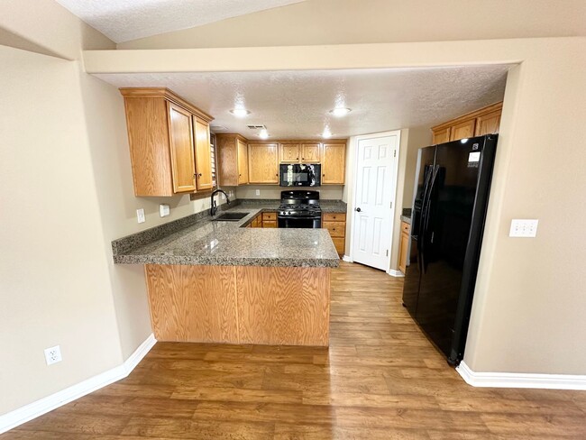 Building Photo - Great Spring Hill Estates Home!