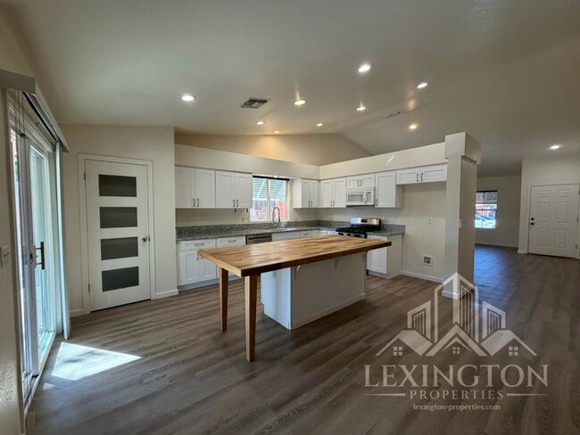 Building Photo - Pristine, single-story, 3bd/2ba, Home in Cameron Park!