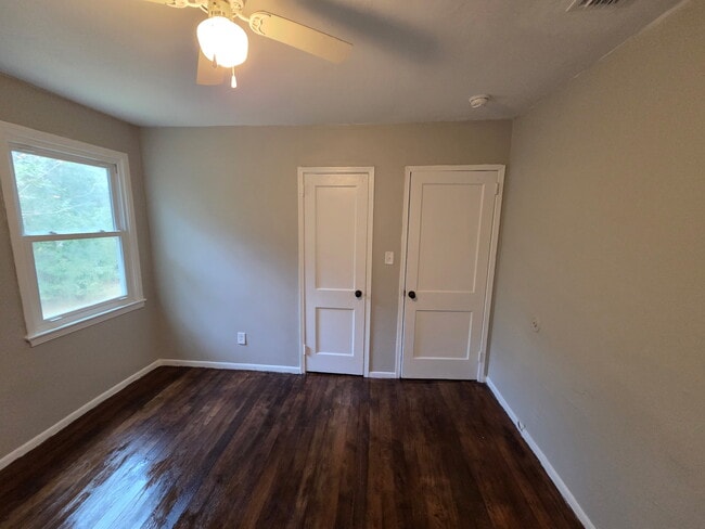 Building Photo - 2058 Holmes Dr