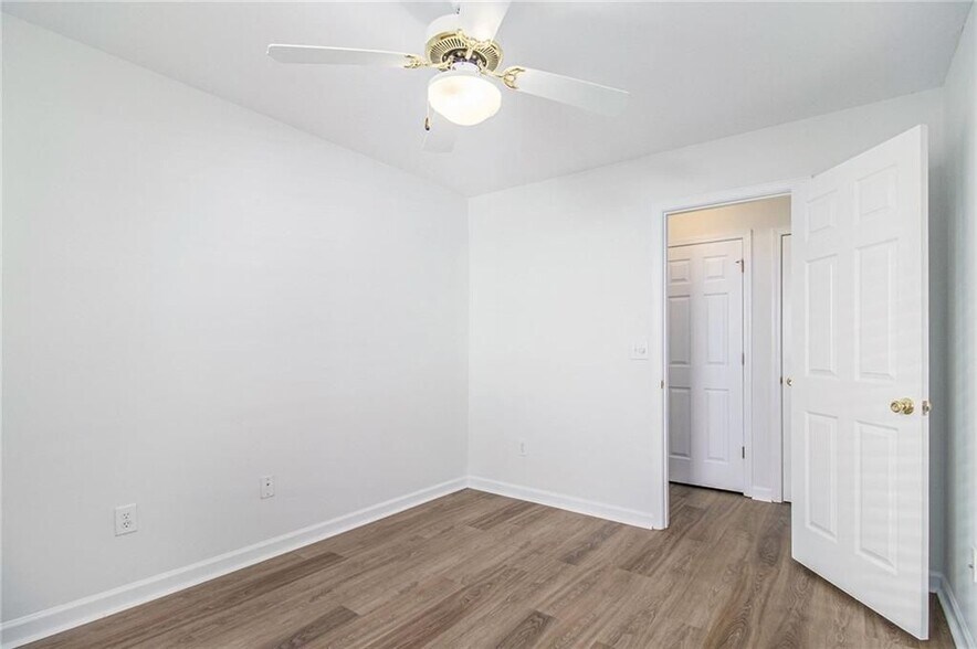 Building Photo - 430 Fairlawn Dr