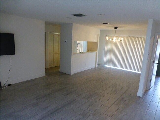 Building Photo - 60 Iris Pl