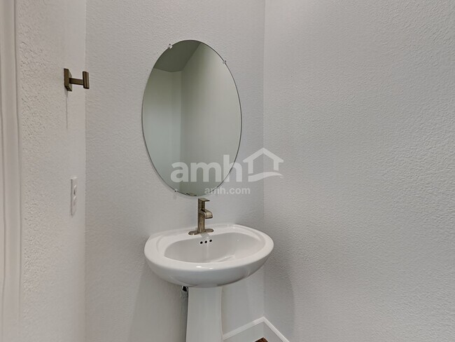 Building Photo - 10044 Spire St