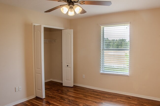 Building Photo - 1557 Amaryllis Cir