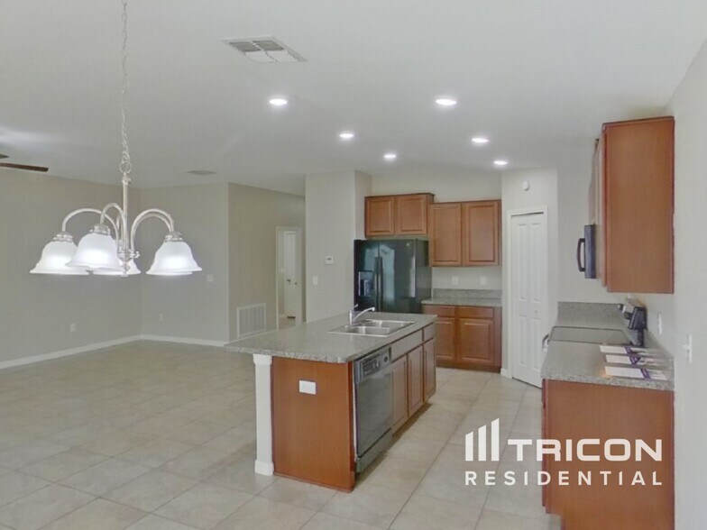 Building Photo - 10122 Crested Fringe Dr