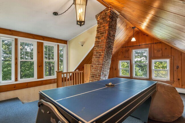 Building Photo - 172 Center St