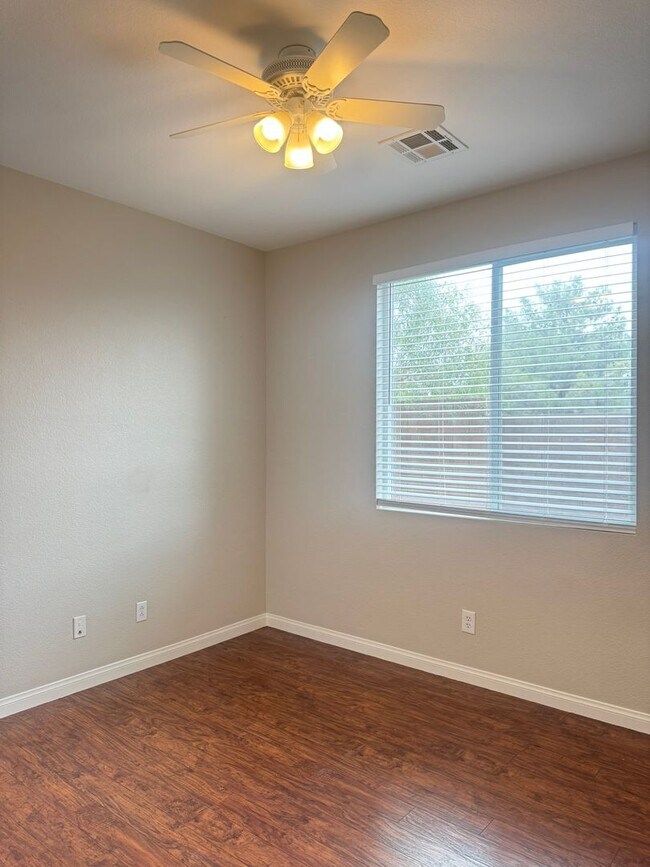 Building Photo - Adorable 3-Bed, 3-Bath Home in Gated Commu...