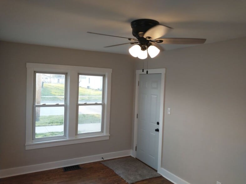 living room area - 606 S Maple St