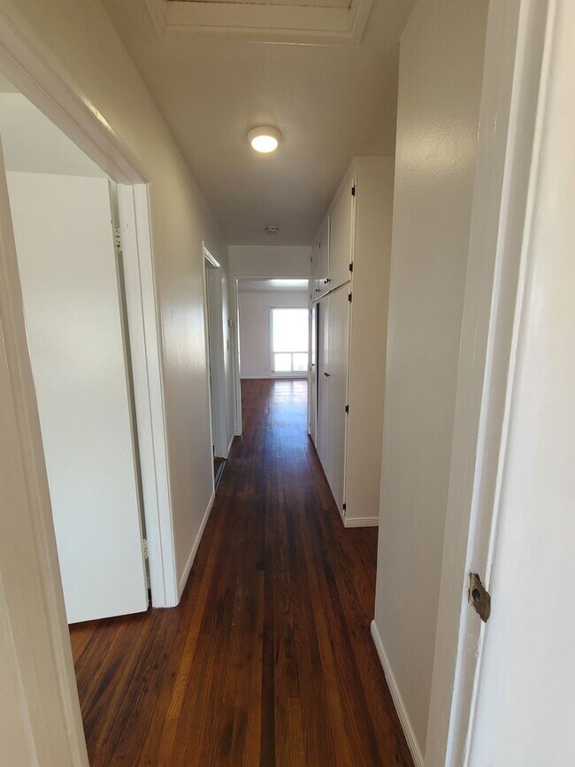 Building Photo - Spacious Ocean Beach 2 bed 1 bath just a f...