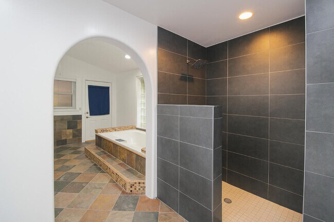 Building Photo - 10690 Barn Rd