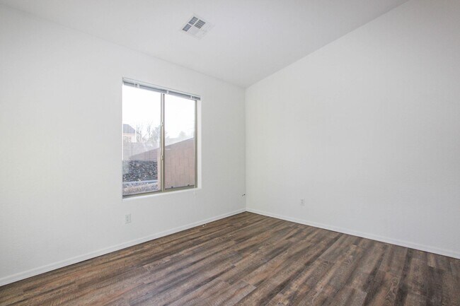 Building Photo - Viewpoint North - Three Bedroom Home