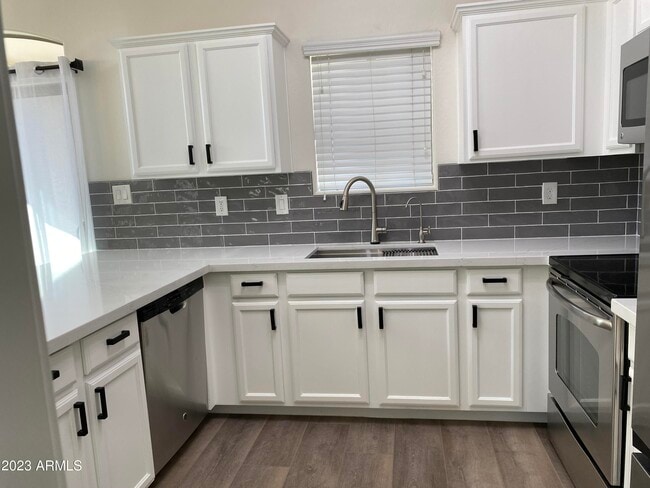 Building Photo - 2725 E Mine Creek Rd