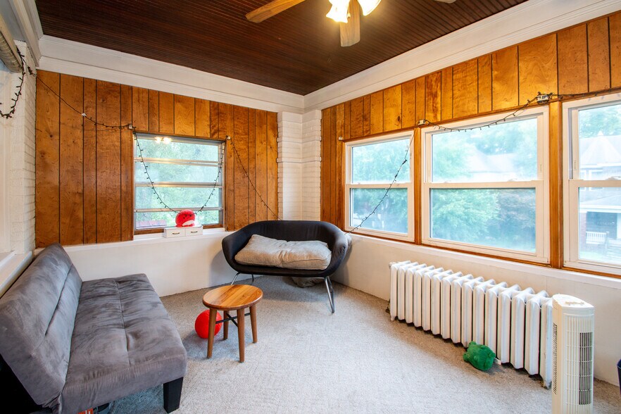 Building Photo - 1411 W Barker Ave