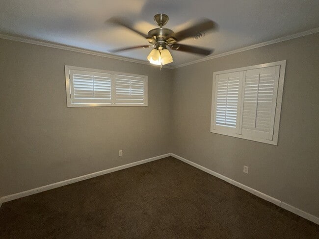 Building Photo - 827 Briarwood Dr