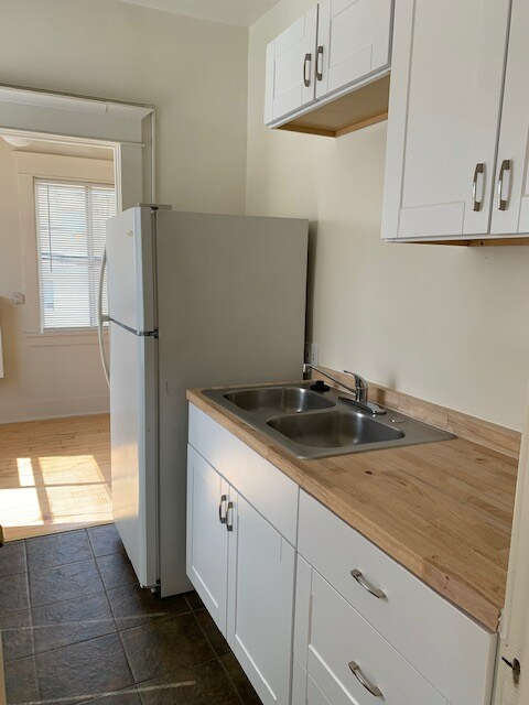 Building Photo - 836 S Park View St