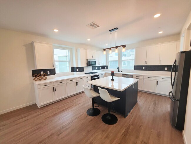 Building Photo - 27589 Sanctuary Ct