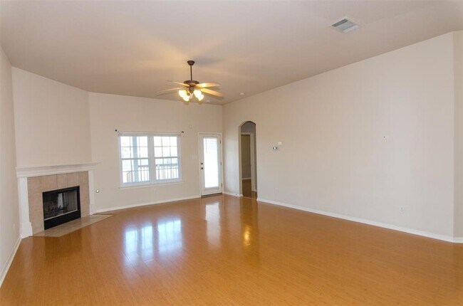 Building Photo - 1006 Promenade Ct