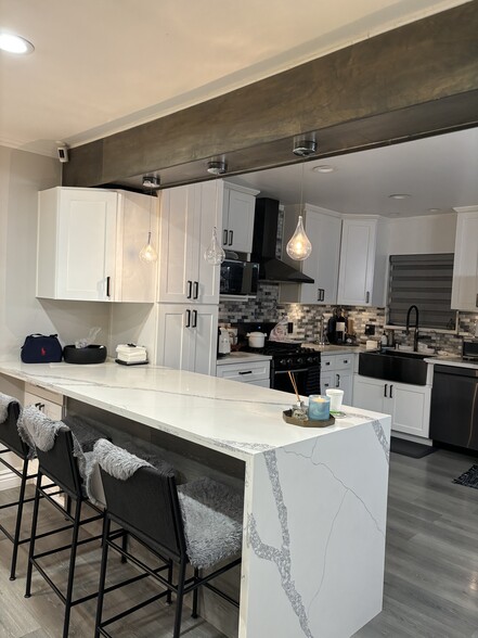 Breakfast Nook - 14814 Hartland St