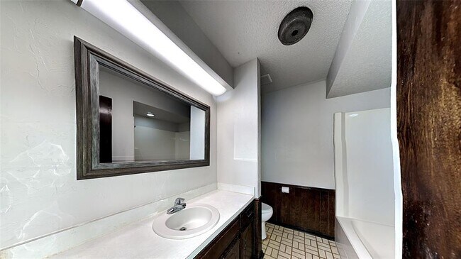 Building Photo - 906 Garden Grove