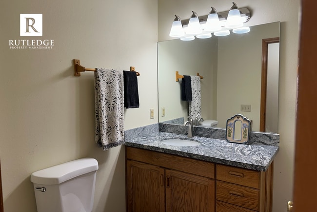 Building Photo - Spacious 3 Bedroom, 2 Bath Home in a Quiet...