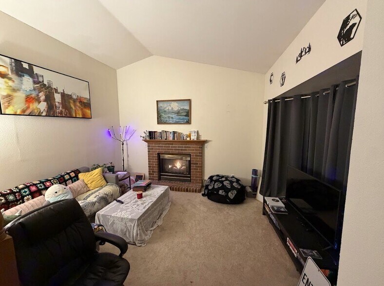 Building Photo - 2914 Sunset Dr W