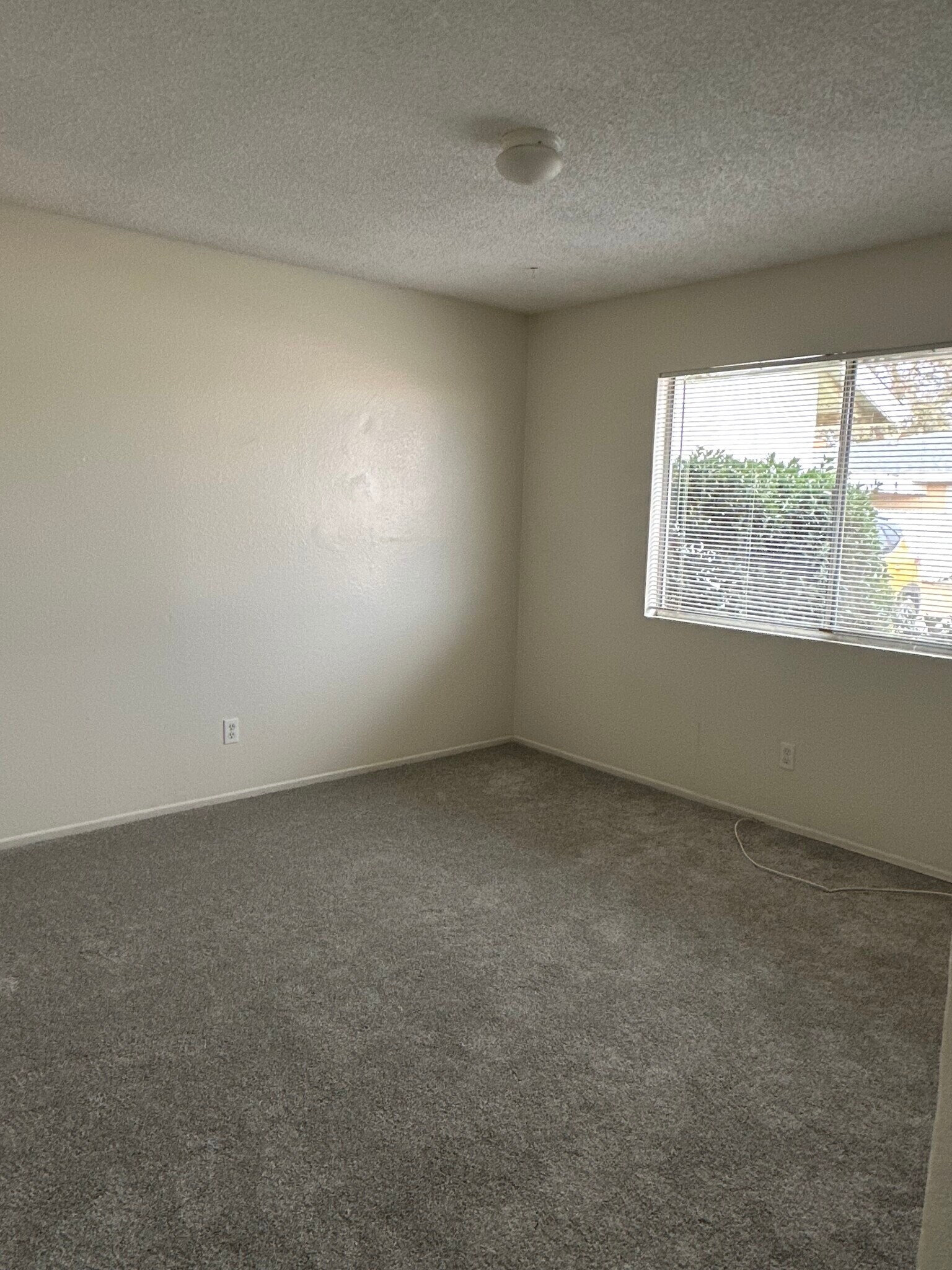 Bed 1 window - 13639 Yakima Rd