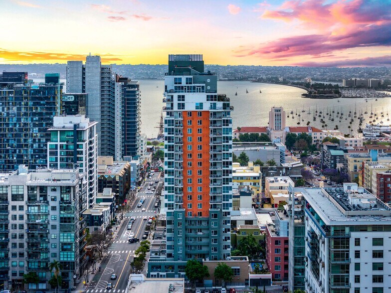 Building Photo - 300 W Beech St