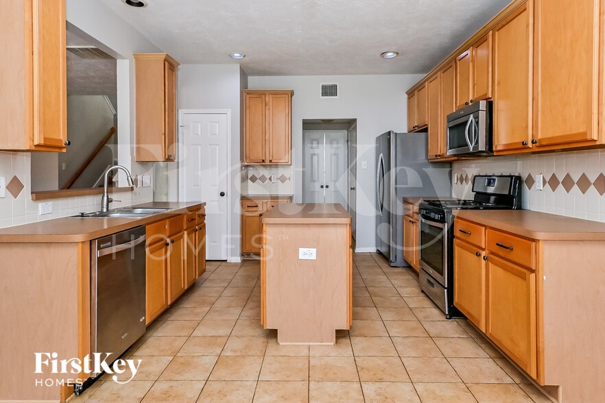 Building Photo - 2558 Doral Dr