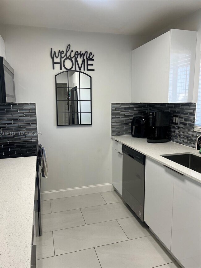 Building Photo - 151 Lakeview Dr